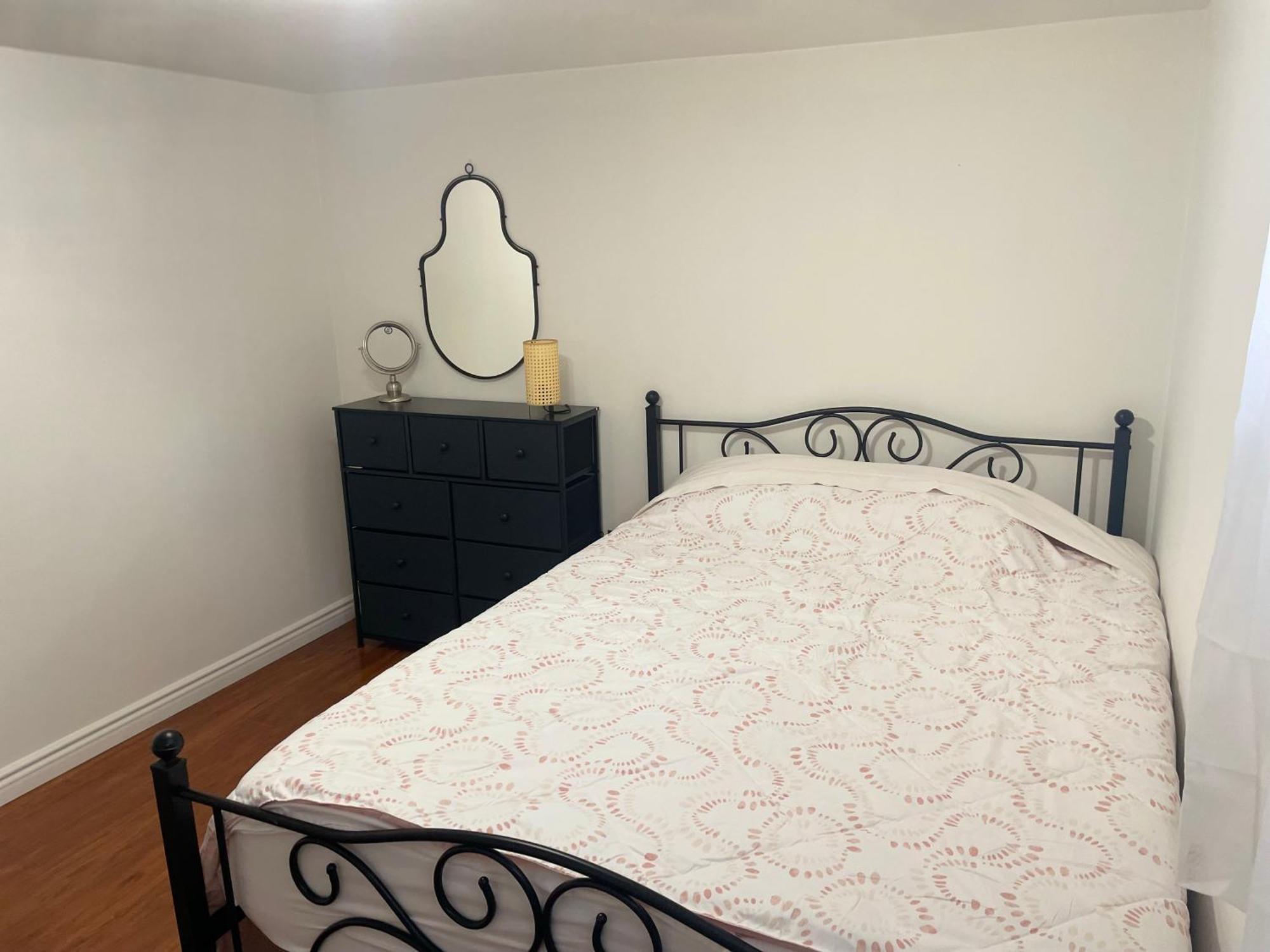 Entire Floor Privet Yard King Queen Bunk Bed * Toronto